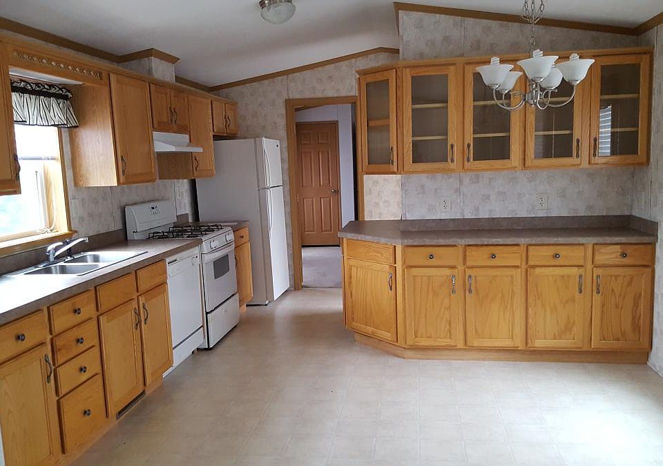 Large Kitchen with lots of space.