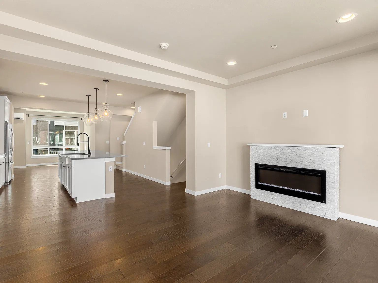 3 bed, 3.5 bath, 1805 sqft, $3,600 — Photo 3