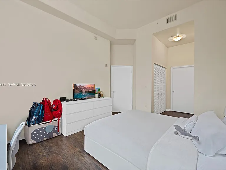19501 W Country Club Dr #208 — Photo 8