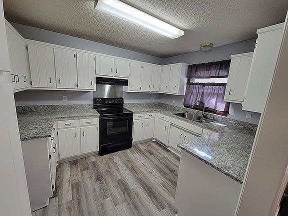 3rd image of 335 Oak Leaf Cir