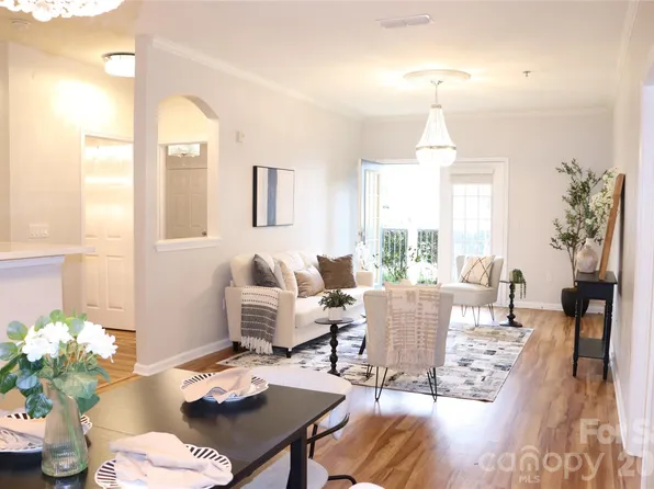 700 Vista Lake Dr APT 104, Candler, NC 28715