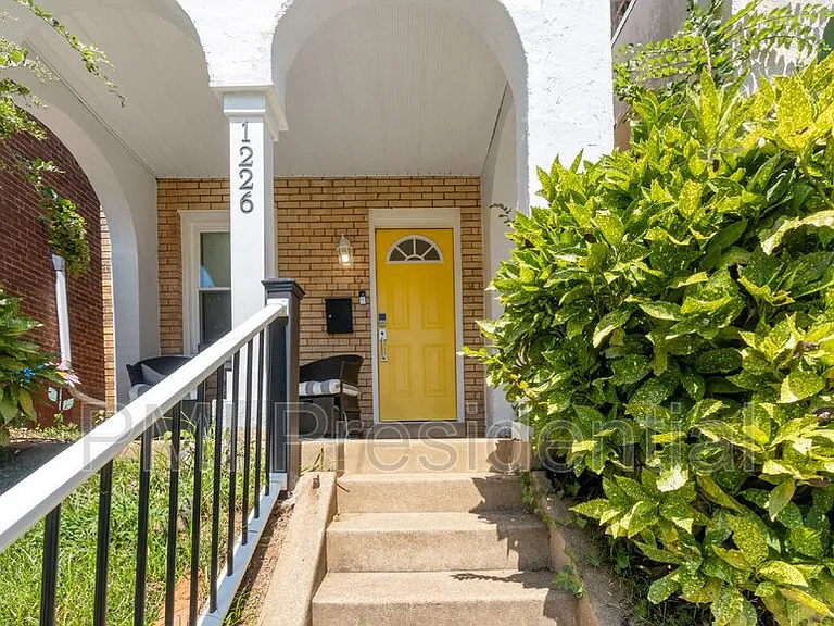 1226 Wallace St — Photo 2