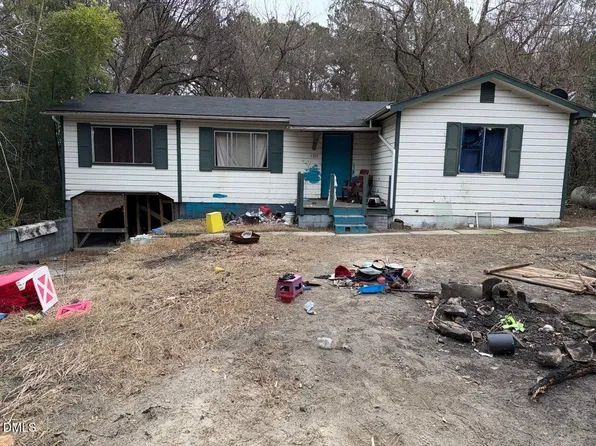 1320 Kingstown Ct, Spring Lake, NC 28390