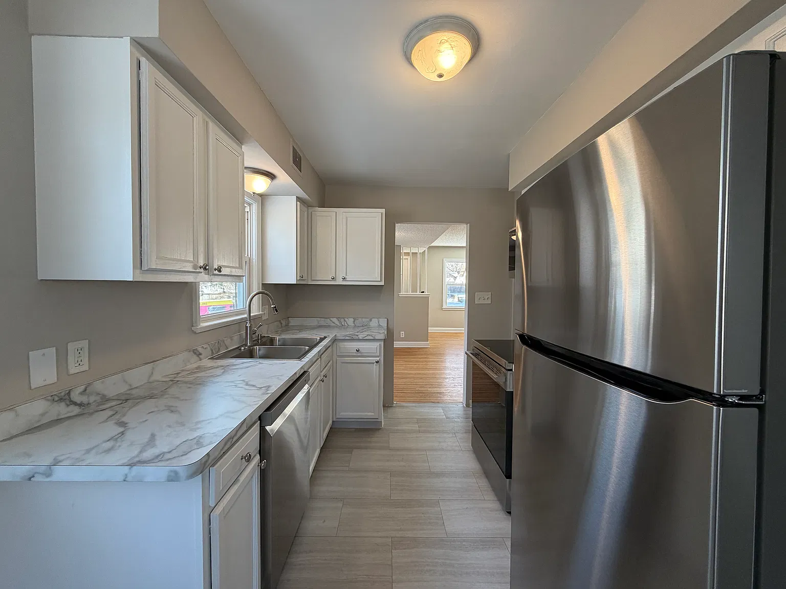 6 bed, 2400 sqft, $2,700 — Photo 2