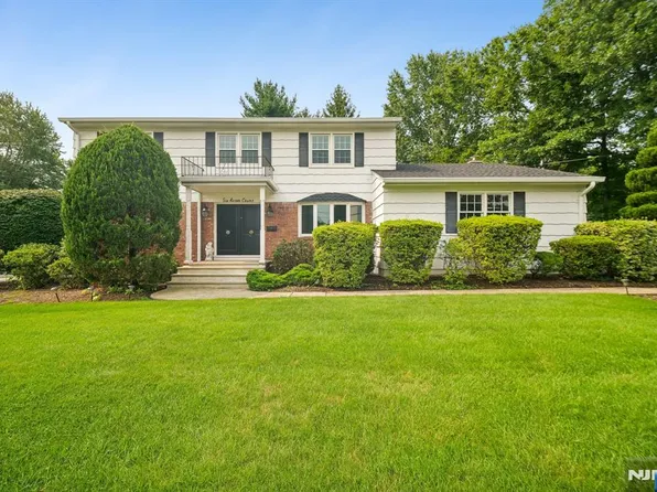 6 Aster Ct, Paramus, NJ 07652