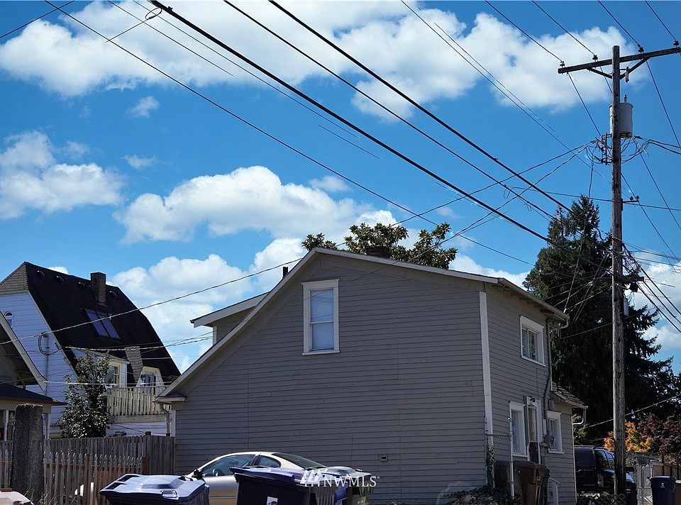 607: 2 bedroom, 1 bathroom, living room, utility room, multiple parking spots.