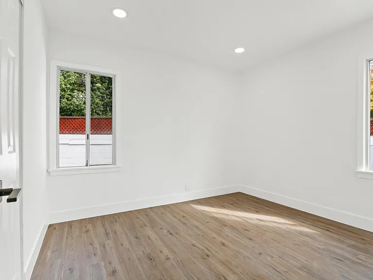 2432 Belmont Ave — Photo 9