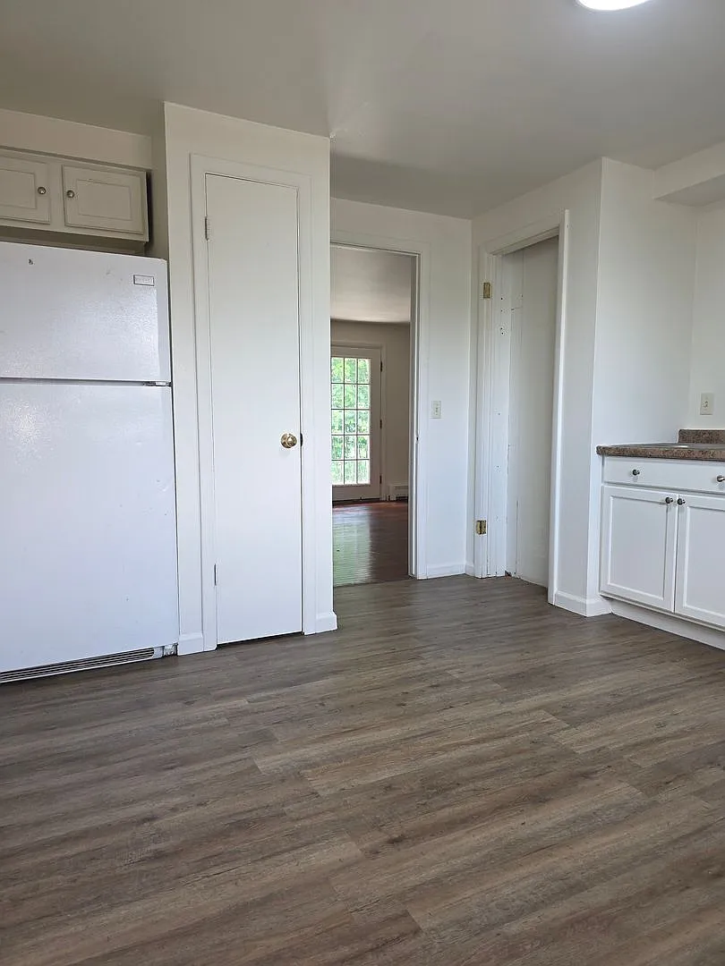 2 bedroom upper — Photo 4