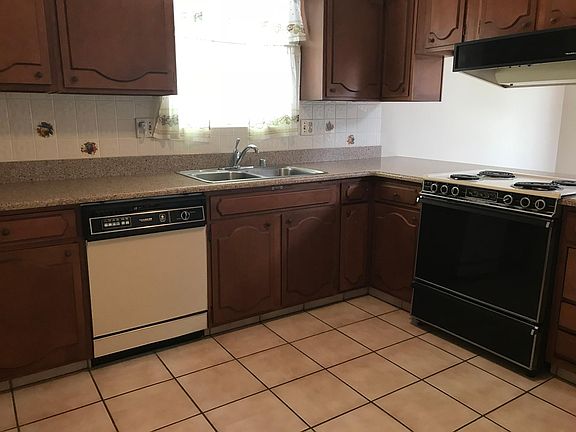3rd image of 4117 Roberta Pl NE