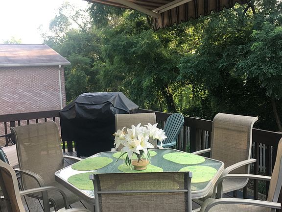 Quite back deck. 