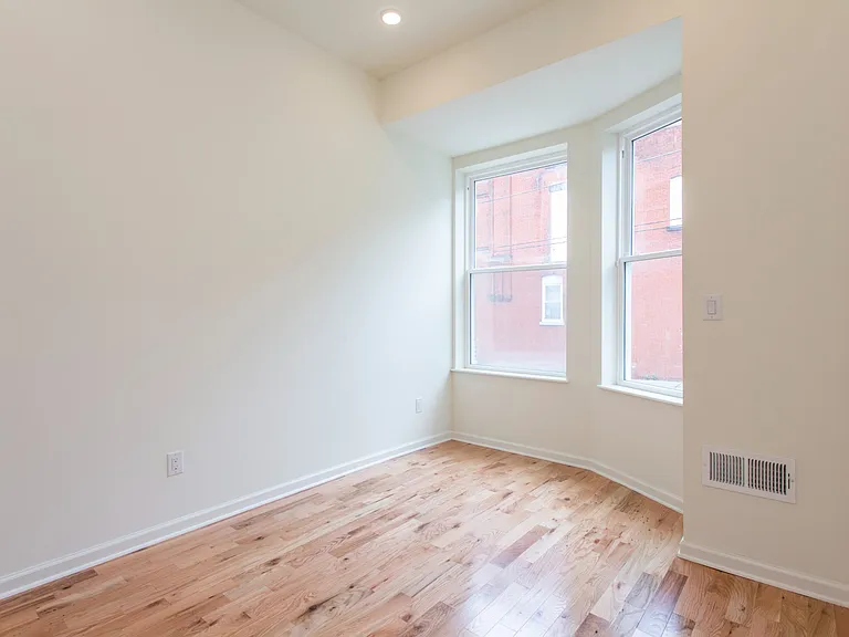 640 N 32nd St #1F — Photo 7