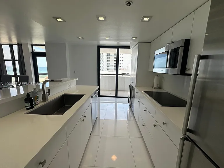 2555 Collins Ave #1114 — Photo 7