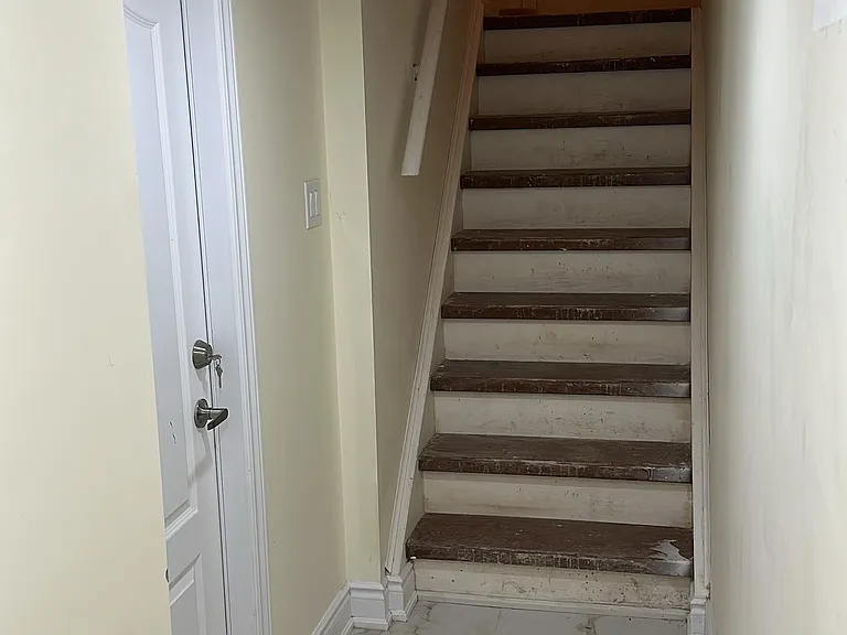 31 Haslemere Ave #BASEMENT — Photo 9