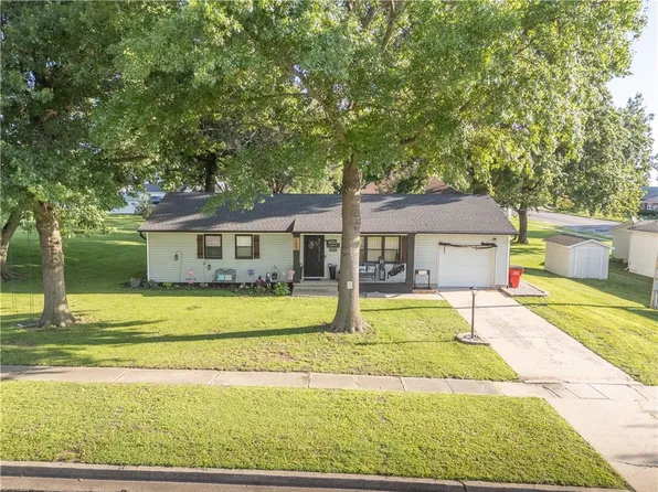 207 W 2nd St, Alma, MO 64001