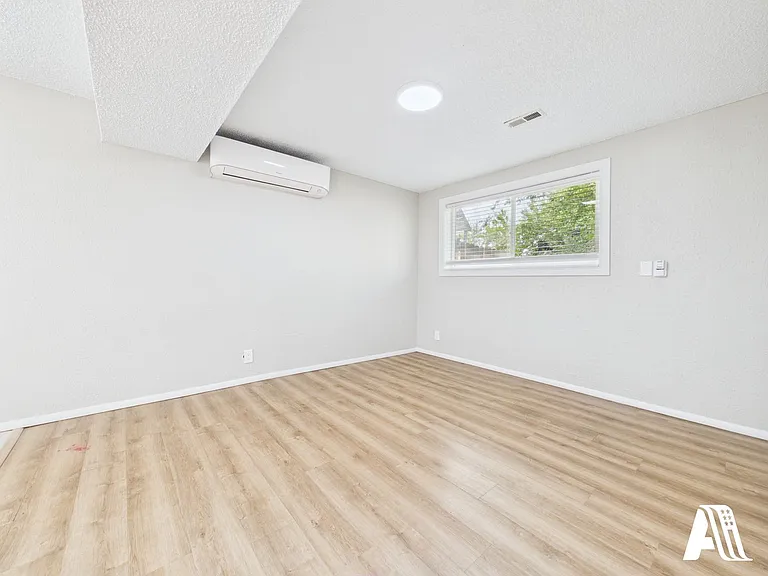 967 W Duplex — Photo 6