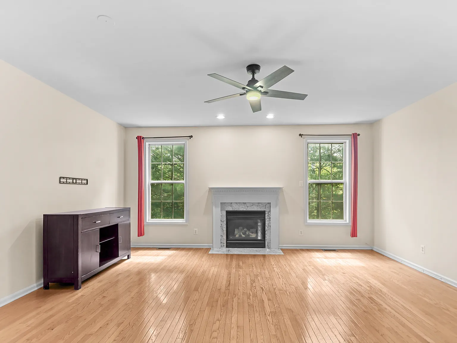 586 Brittany Cir — Photo 2