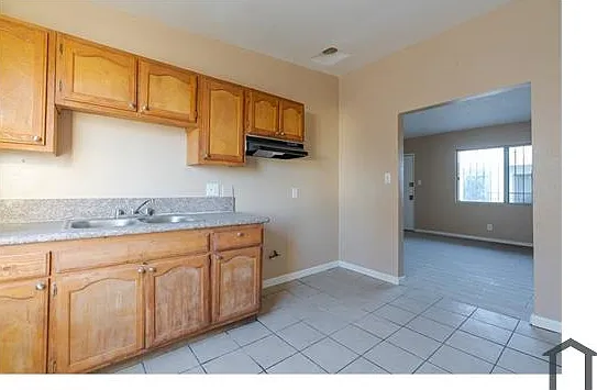11124 S Normandie Ave #6 — Photo 1