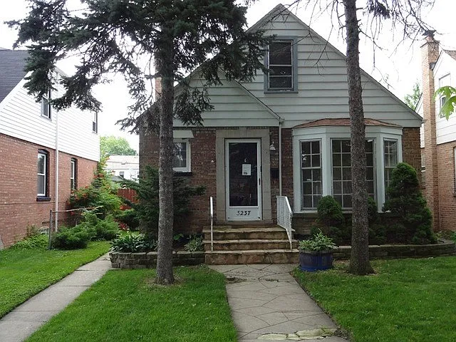 3237 N Plainfield Ave photo 1