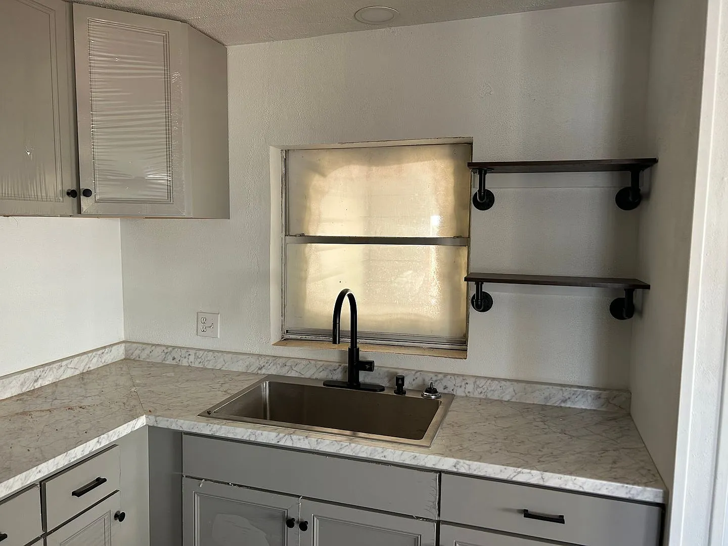 Coming Soon! 2 Bedroom 1 Bath Freshly Remodeled Home Located In Mineral Wells! — Photo 2