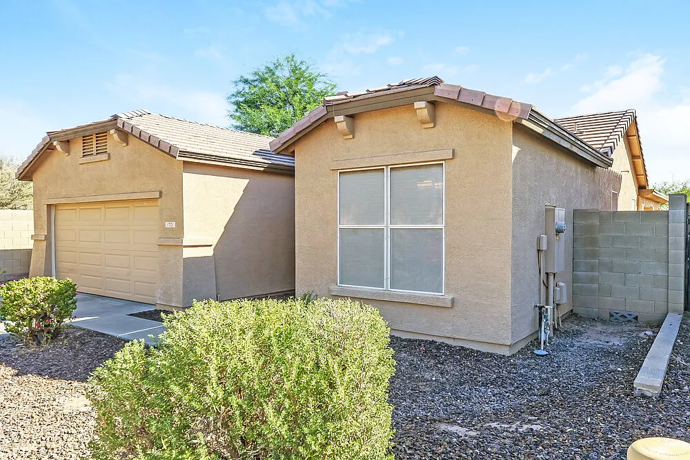 4 bed, 2.0 bath, 1466 sqft, $2,205 — Photo 3