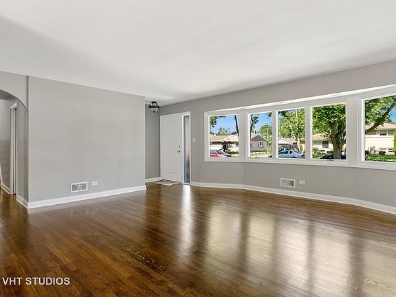 3rd image of 319 Crescent Dr