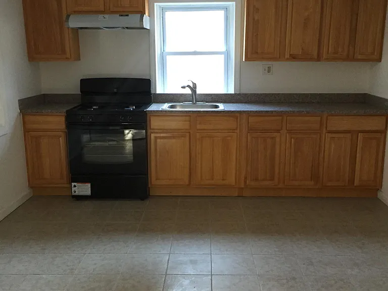 102 Grove St — Photo 3