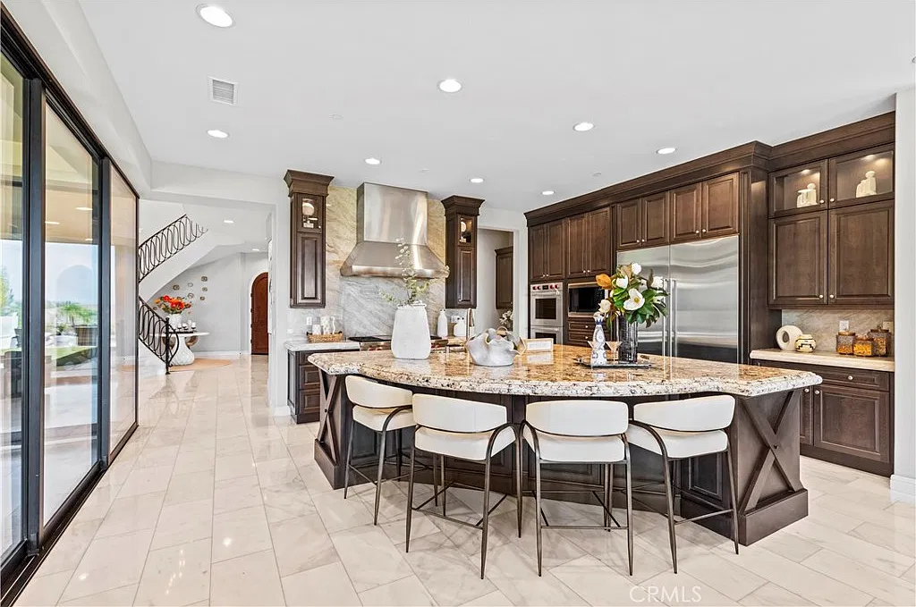6 bed, 6.5 bath, 5156 sqft, $19,800 — Photo 3