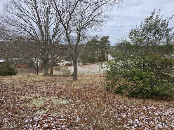 Meadow Lane Cir, Parkersburg, WV 26101