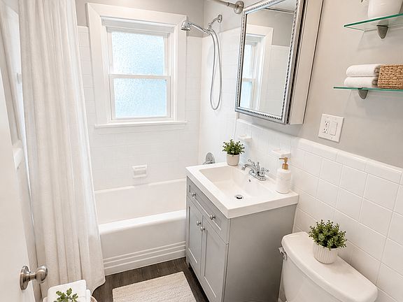 3rd image of 17 Surrey St #2