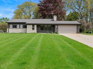 326 W Mequon Rd, Mequon, WI 53092