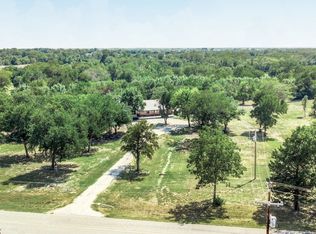 407 W Saunders St, Trenton, TX 75490