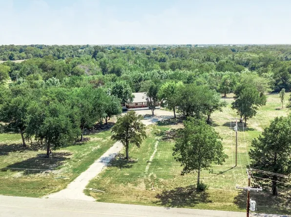 407 W Saunders St, Trenton, TX 75490