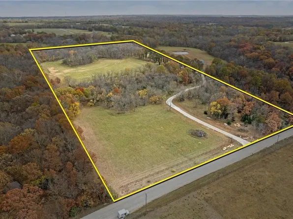 23601 S Treasure Rd, Harrisonville, MO 64701