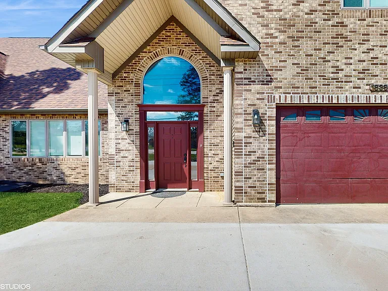 1838 N Windsor Dr — Photo 2