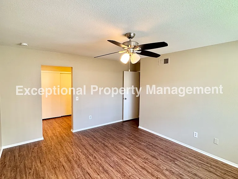 834 W 16th St — Photo 10