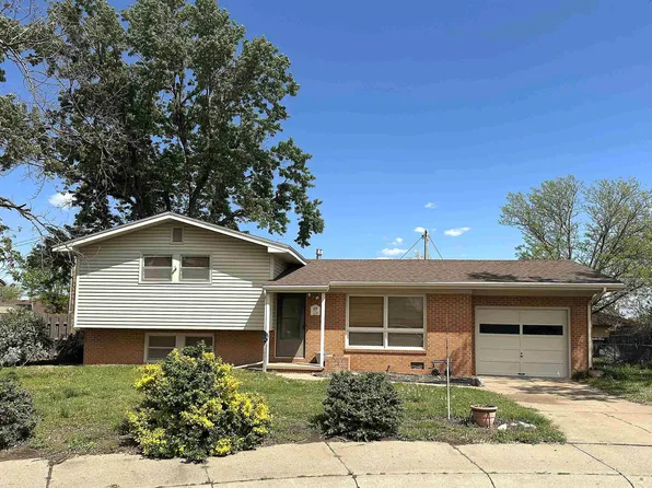 1328 Warner Cir, Great Bend, KS 67530