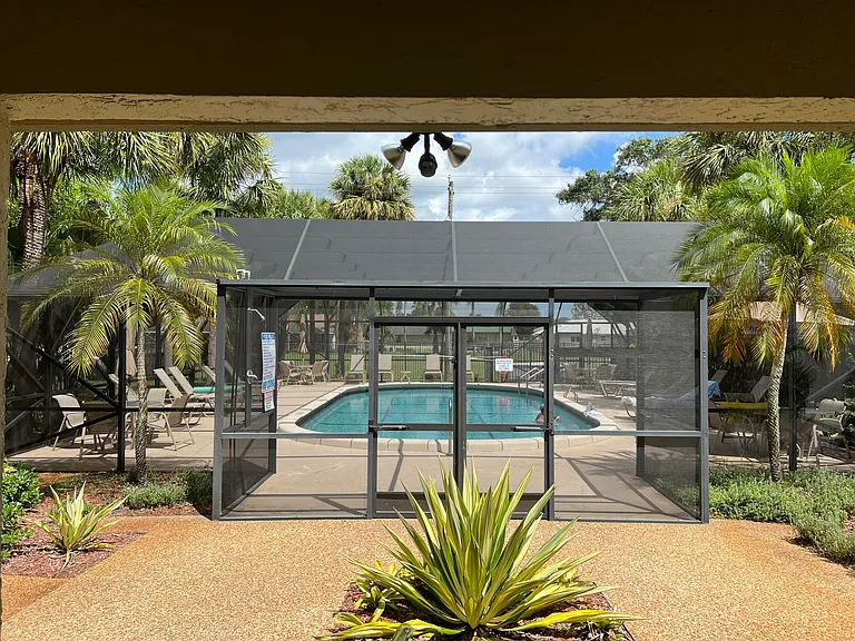 4075 Palm Forest Dr N — Photo 5