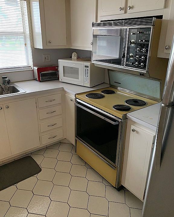 Kitchen comes with microwave