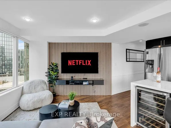 210 Victoria St #1816, Toronto, ON M5B 2R3