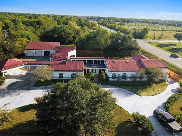 7110 W Mockingbird Ln, Pearland, TX 77584
