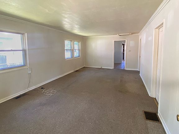 3rd image of 851 S Pershing Ave