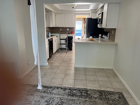 3rd image of 924 Tennyson Ln