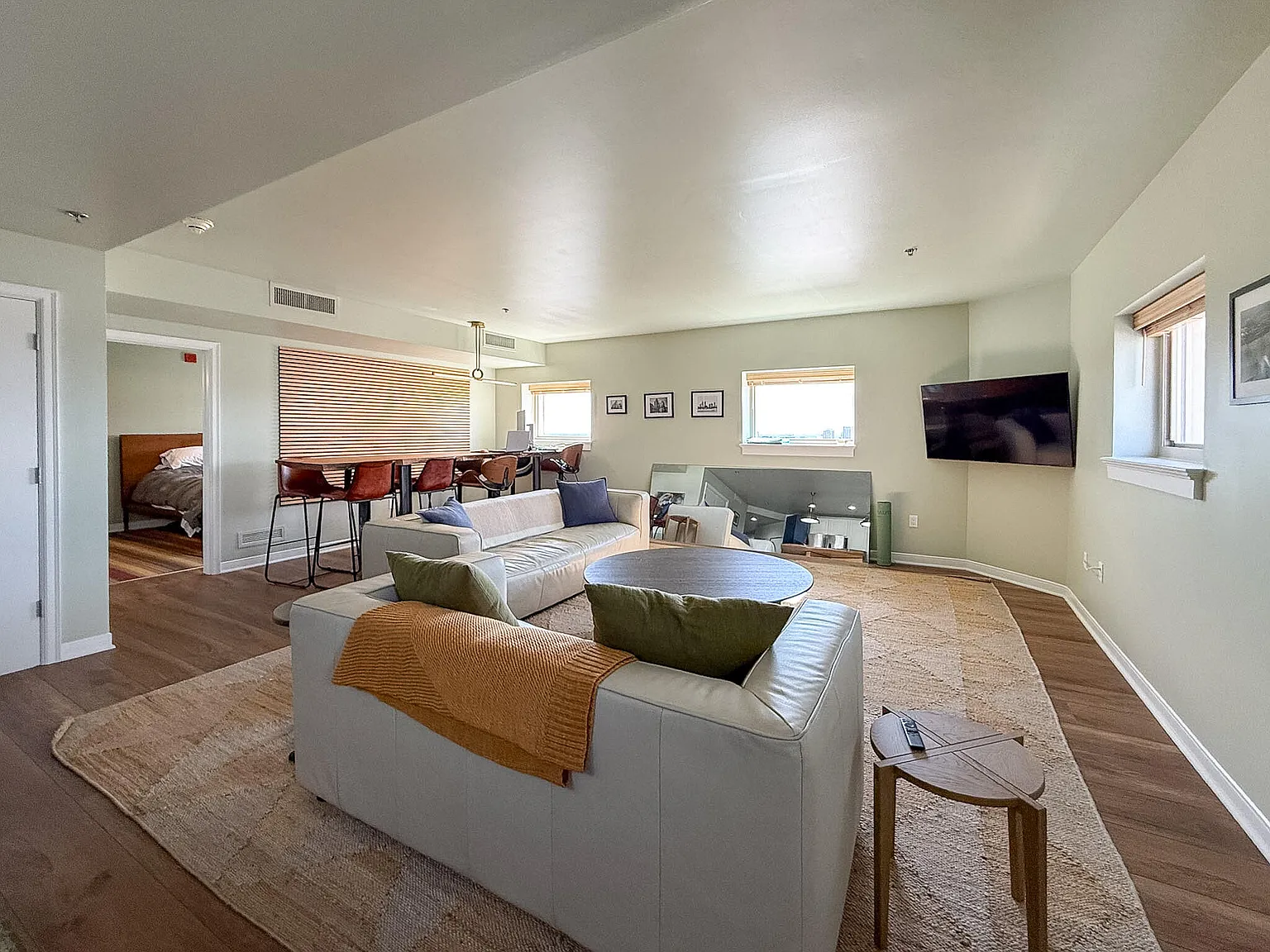 2 bed, 2.0 bath, 1423 sqft, $4,250 — Photo 2