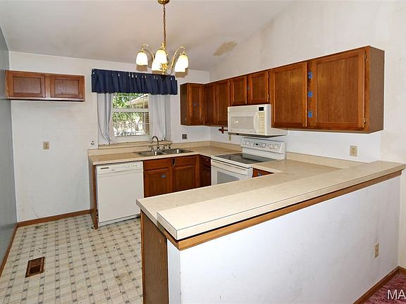 3rd image of 8628 Glenmont Ct