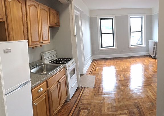 5th image of 15711 Sanford Ave APT 12C
