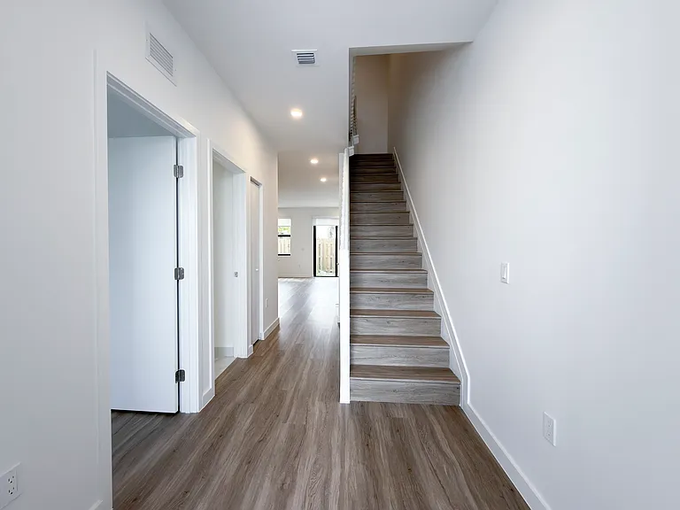 122 NW 10th Pl — Photo 3
