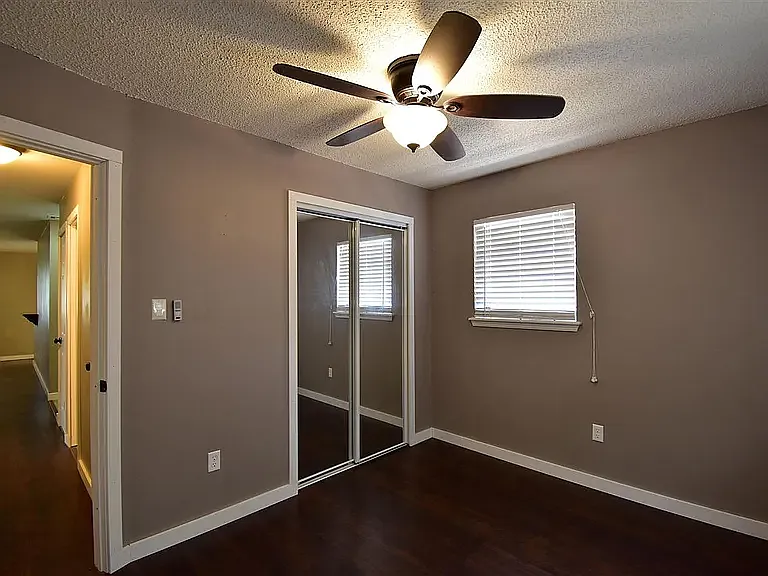 123 SE Surrey Ln — Photo 11