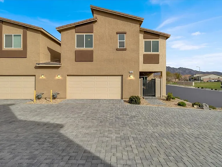 7481 Moonglade St — Photo 2