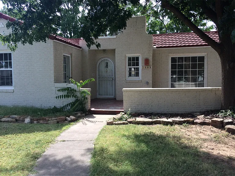 1202 S Travis St — Photo 1