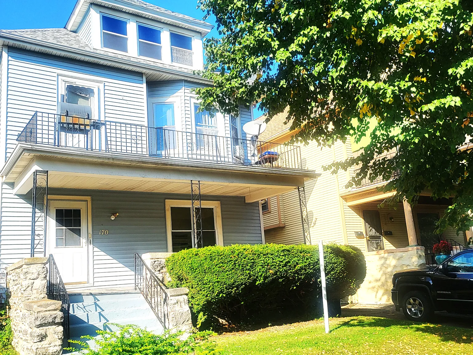 3 bed, $1,300 — Photo 1